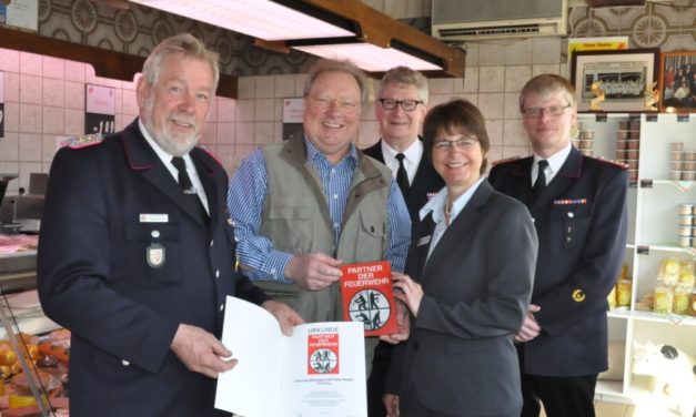 Partner der Feuerwehr: Kreiswehrführer überreicht Förderschild an Fleischerfachgeschäft Peter Raabe aus Pinneberg