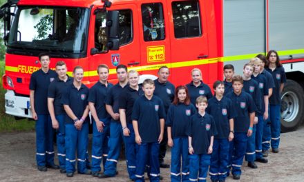 Jugendfeuerwehrleute suchen ihre Vorgänger