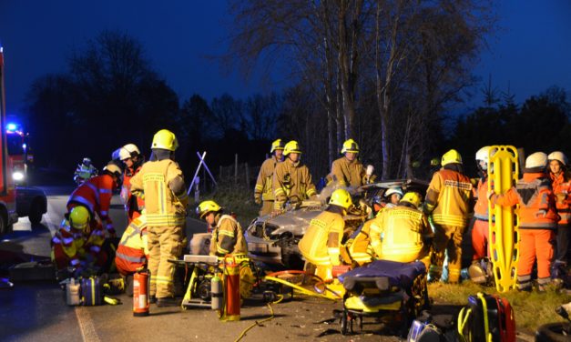 Schwerer Verkehsunfall mit eingeklemmten Personen