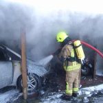 Nachlöscharbeiten im Motorraum