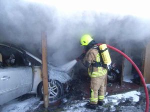 Nachlöscharbeiten im Motorraum