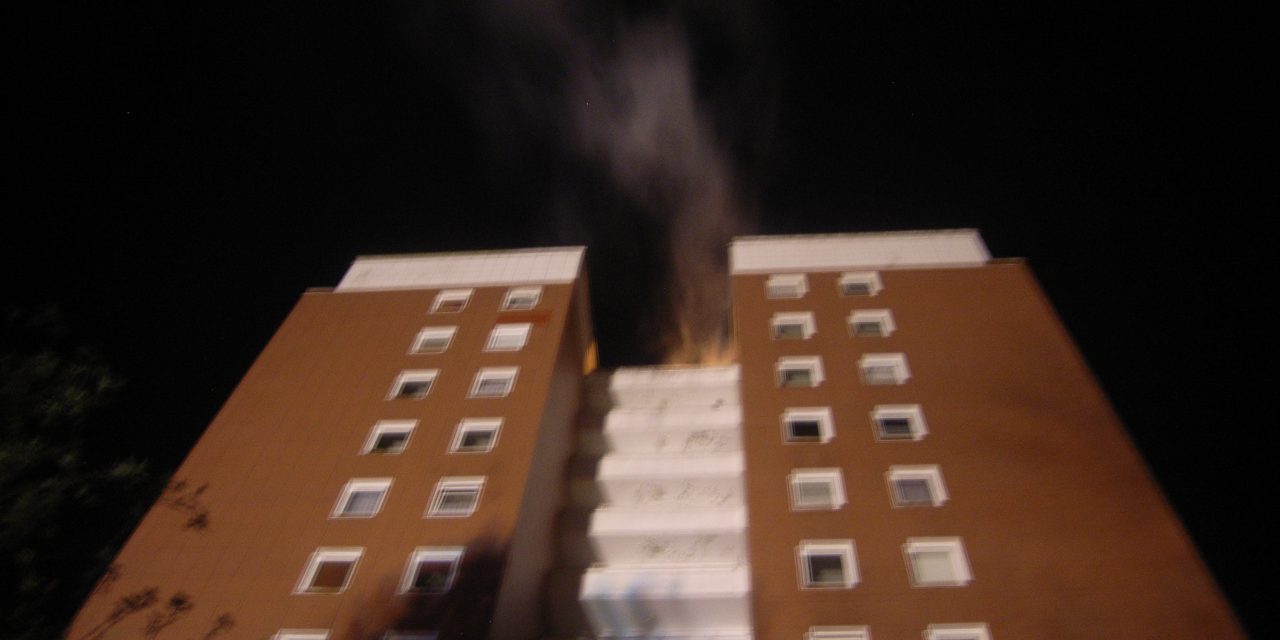 Feuer im Dach eines Hochhauses