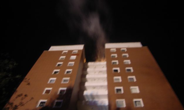Feuer im Dach eines Hochhauses