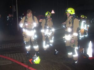Atemschutzgeräteträger bereiten sich auf ihren Einsatz vor
