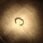 Auf der einen Seite durchtrennt, auf der anderen geschwächt, ließ sich der Ring vorsichtig aufbiegen.