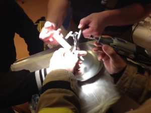 Trennschleifen und gleichzeitige Kühlung des Ringes