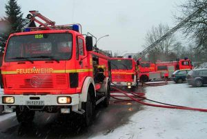 Die Einsatzfahrzeuge mußten durch Schneefall und Strassenglätte extrem vorsichtig bewegt werden