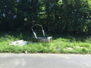 Der Anhänger landete neben der Straße
