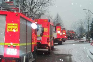Die Strasse Schulenhörn war während der Löscharbeiten voll gesperrt