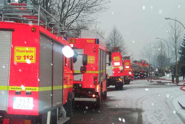 Die Strasse Schulenhörn war während der Löscharbeiten voll gesperrt