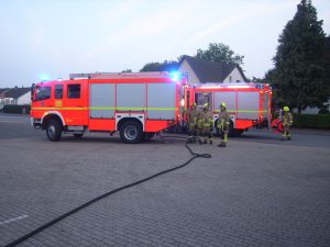 Einsatzfahrzeuge vor dem Gebäude