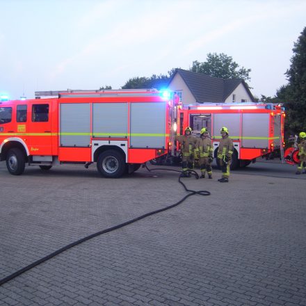 Einsatzfahrzeuge vor dem Gebäude