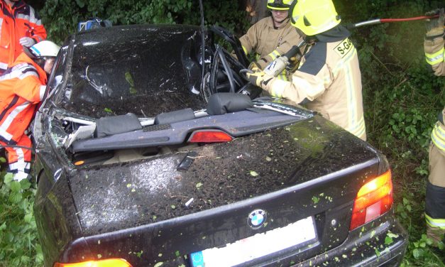 Verkehrsunfall, Person eingeklemmt