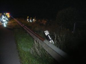 Über die Leitplanke in die Natur neben der Autobahn