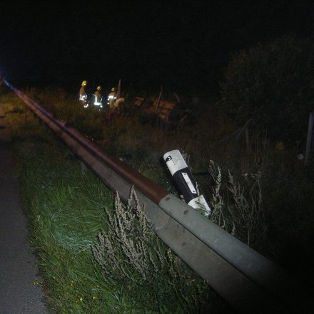 Über die Leitplanke in die Natur neben der Autobahn