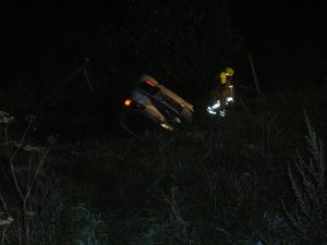 Die Umgebung wird abgesucht, ob ein weiterer Insasse drin gesessen hat.