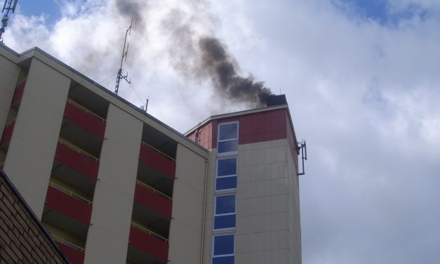 Starke Rauchentwicklung aus Dach Hochhaus