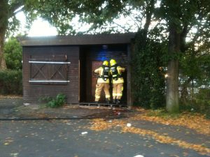 Gewaltsames Öffnen der Tür zum Inneren der Hütte