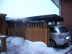 Das bereits angebrannte Carport des Nachbarn konnte gerettet werden