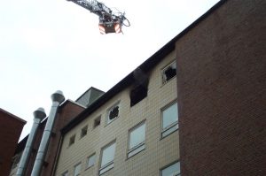 Durch die enorme Hitze sind die Fensterscheiben zersprungen