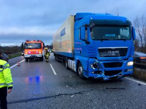 Der LKW war auf einen PKW aufgefahren