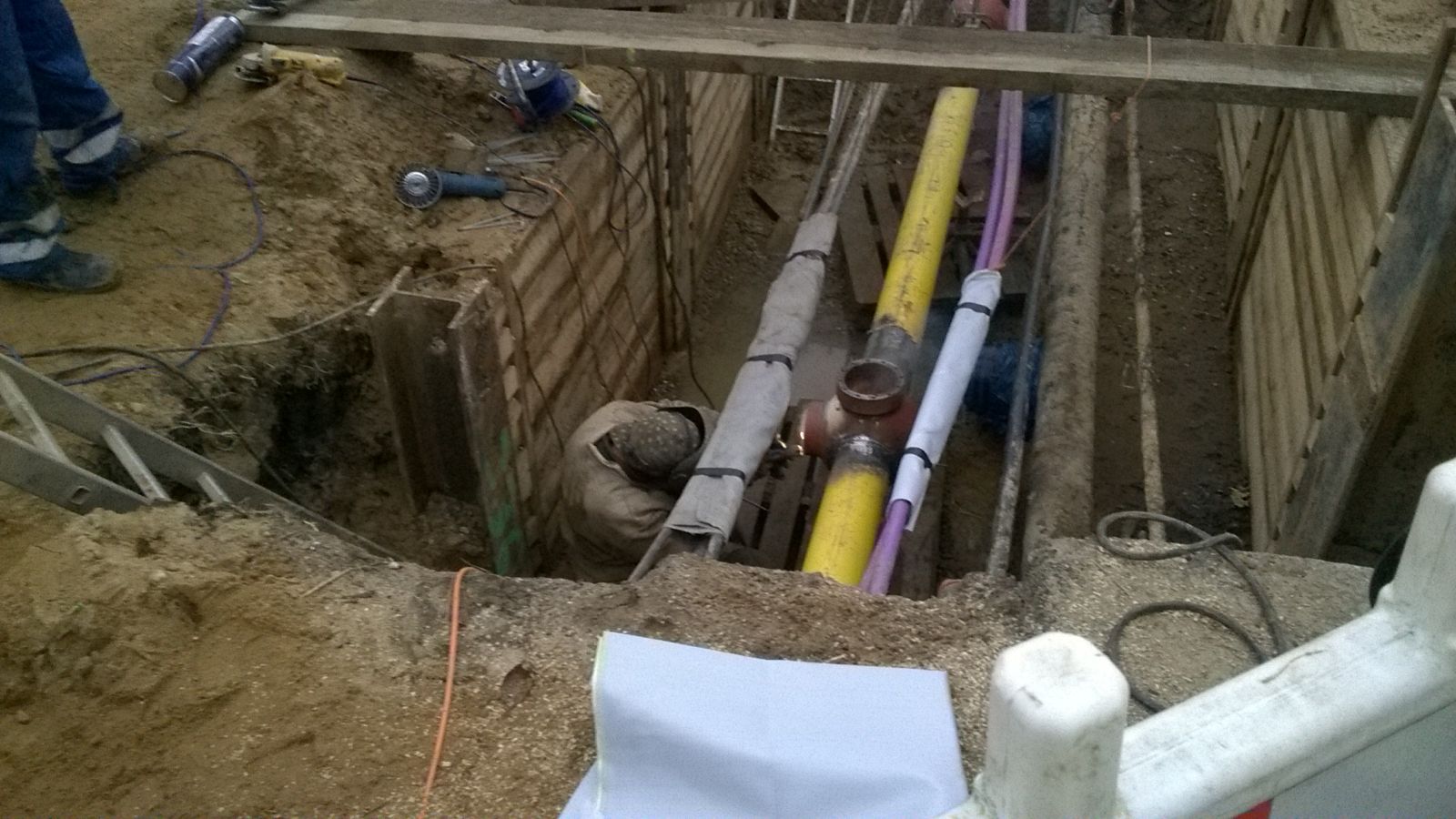 Blick in die Baugrube mit der beschädigten Hochdruck-Gasleitung