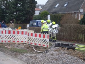 Sicherungstrupp mit Hitzeschutzbekleidung in Bereitstellung