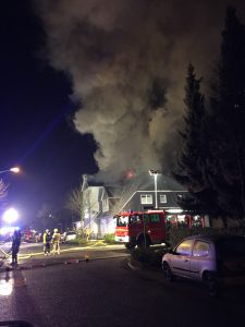 Dunkler Rauch steigt aus dem Dach auf
