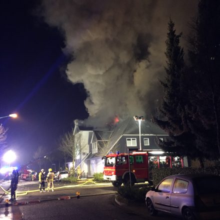 Dunkler Rauch steigt aus dem Dach auf