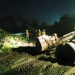 Das ausufernde Osterfeuer wird mit Hilfe eines Radladers gelöscht. Foto: PI Tageblatt Dirbach