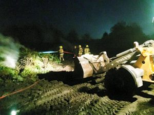 Das ausufernde Osterfeuer wird mit Hilfe eines Radladers gelöscht. Foto: PI Tageblatt Dirbach