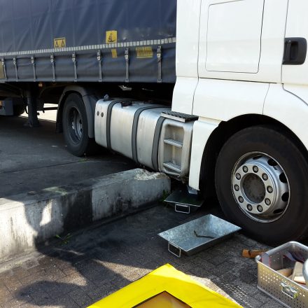 An diesem Betonklotz hatte der LKW sich den Tank aufgerissen