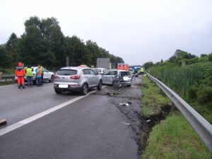 Blick vom Stauende auf die Unfallstelle mit den beteiligten Fahrzeugen