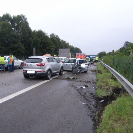 Blick vom Stauende auf die Unfallstelle mit den beteiligten Fahrzeugen