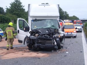 Der Vorderwagen ist komplett zerstört. Der Motor ragt in den Fahrerraum