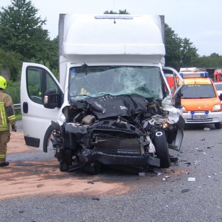 Der Vorderwagen ist komplett zerstört. Der Motor ragt in den Fahrerraum