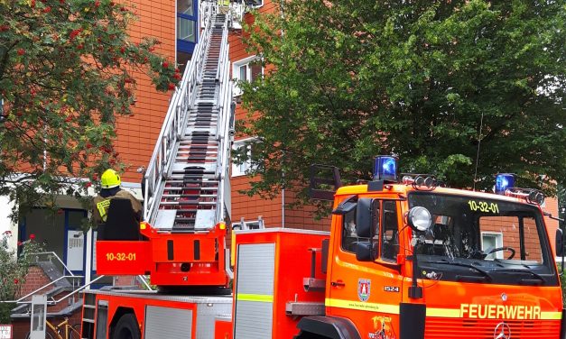 Notfall Tür verschlossen mit Patientenrettung über Drehleiter