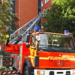 Drehleiter in Stellung gebracht, die Trage ist im Fenster