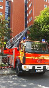 Drehleiter in Stellung gebracht, die Trage ist im Fenster