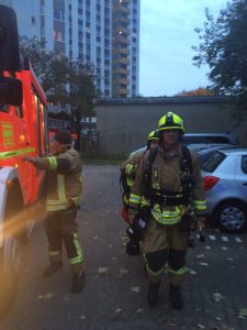 Ein Atemschutztruppe bereitet sich auf den Einsatz vor