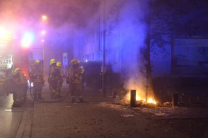 Brennende Müllsäcke, die BRandbekämpfung wird eingeleitet
