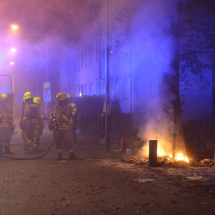 Brennende Müllsäcke, die BRandbekämpfung wird eingeleitet