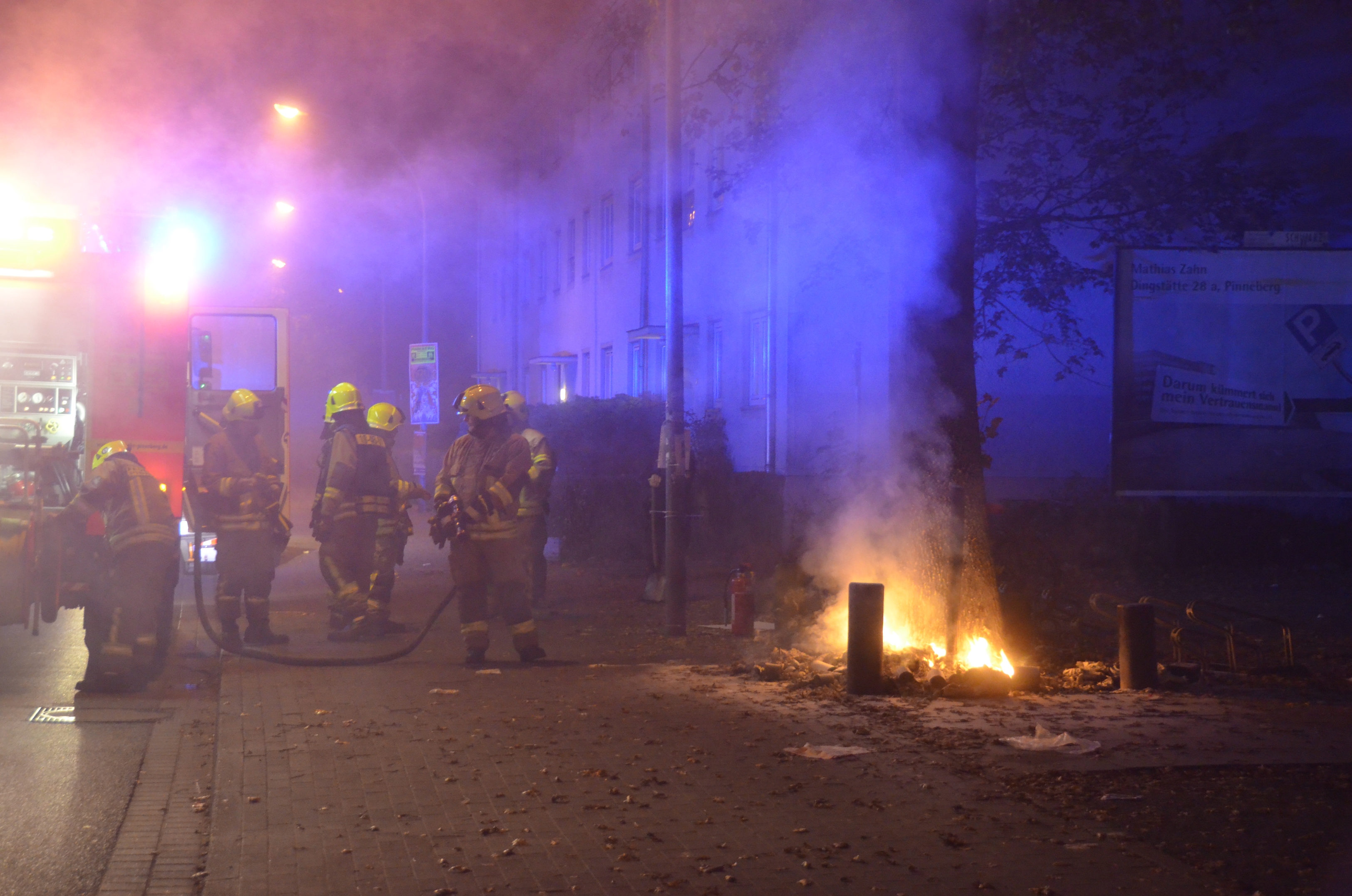 Brennende Müllsäcke, die BRandbekämpfung wird eingeleitet