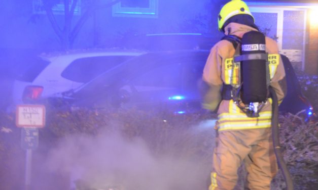 Brennt Mülltonne neben Auto