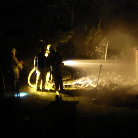 Nachlöscharbeiten am Holzstapel und dem Geräteschuppen.