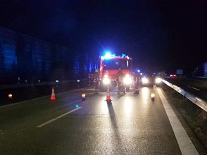 Während der Löscharbeiten war die Autobahn komplett gesperrt.