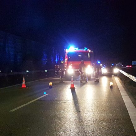 Während der Löscharbeiten war die Autobahn komplett gesperrt.