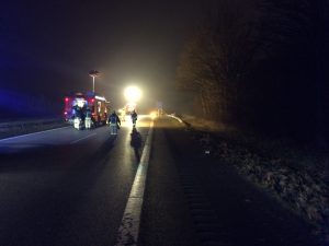 Die Fahrzeuge leuchten mittels Lichtmast die Einsatzstelle aus