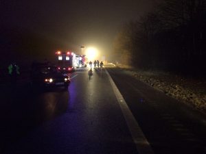 Im Vordergrund einer der Unfallbeteiligten Fahrzeuge