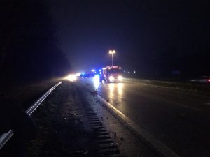 Ein langer Stau hat sich gebildet, die Polizei leitet in Pinneberg den Verkehrs ab von der Autobahn